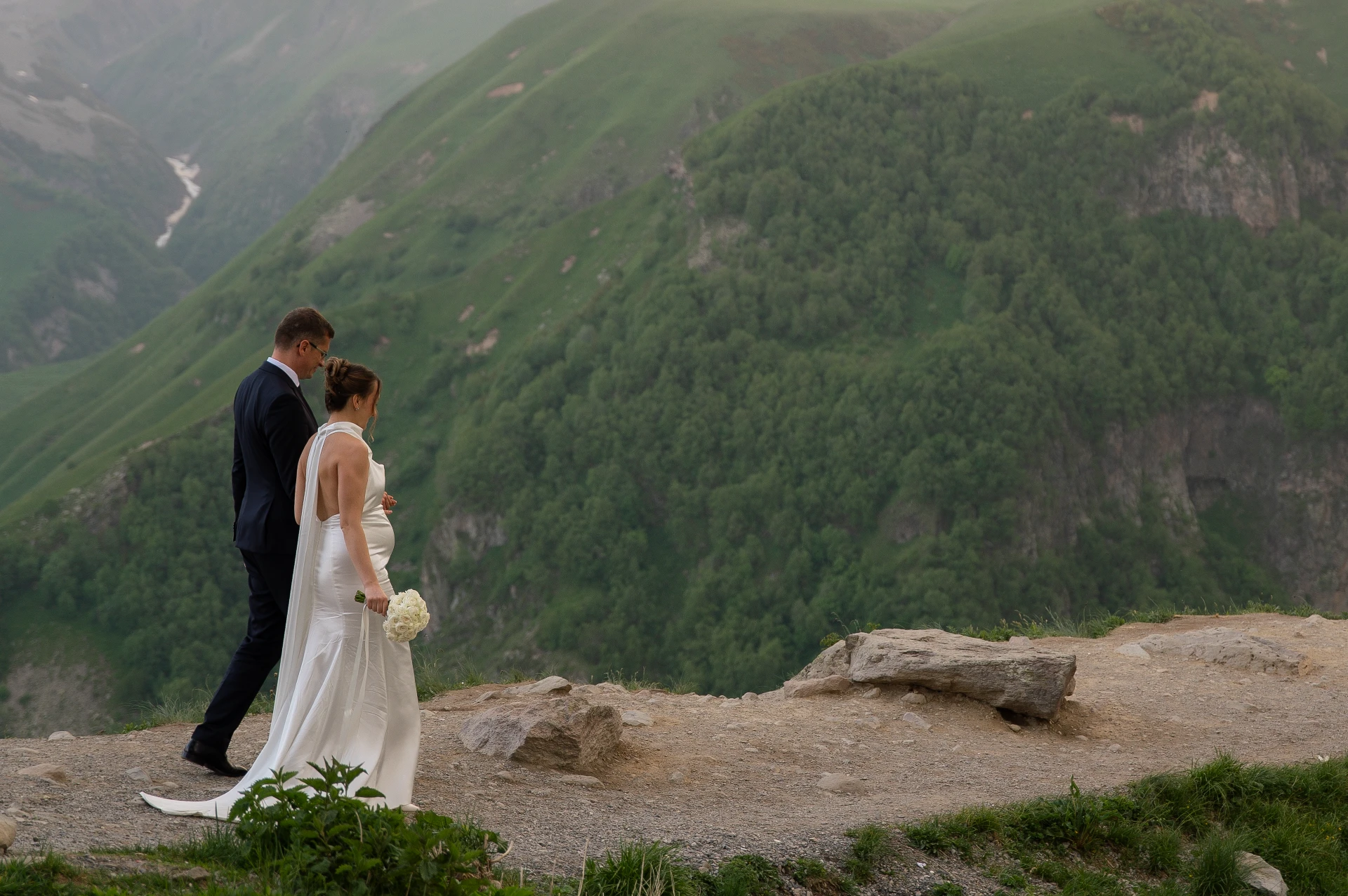 A beautiful wedding ceremony for foreign couples in the mountains of Georgia