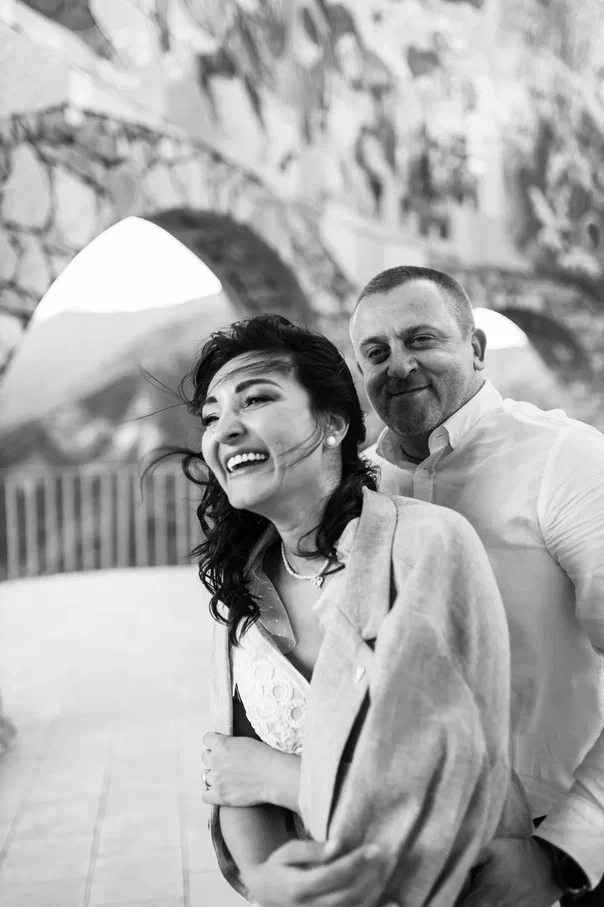 Wedding photo shoot with a view of the mountains in Georgia for foreign couples