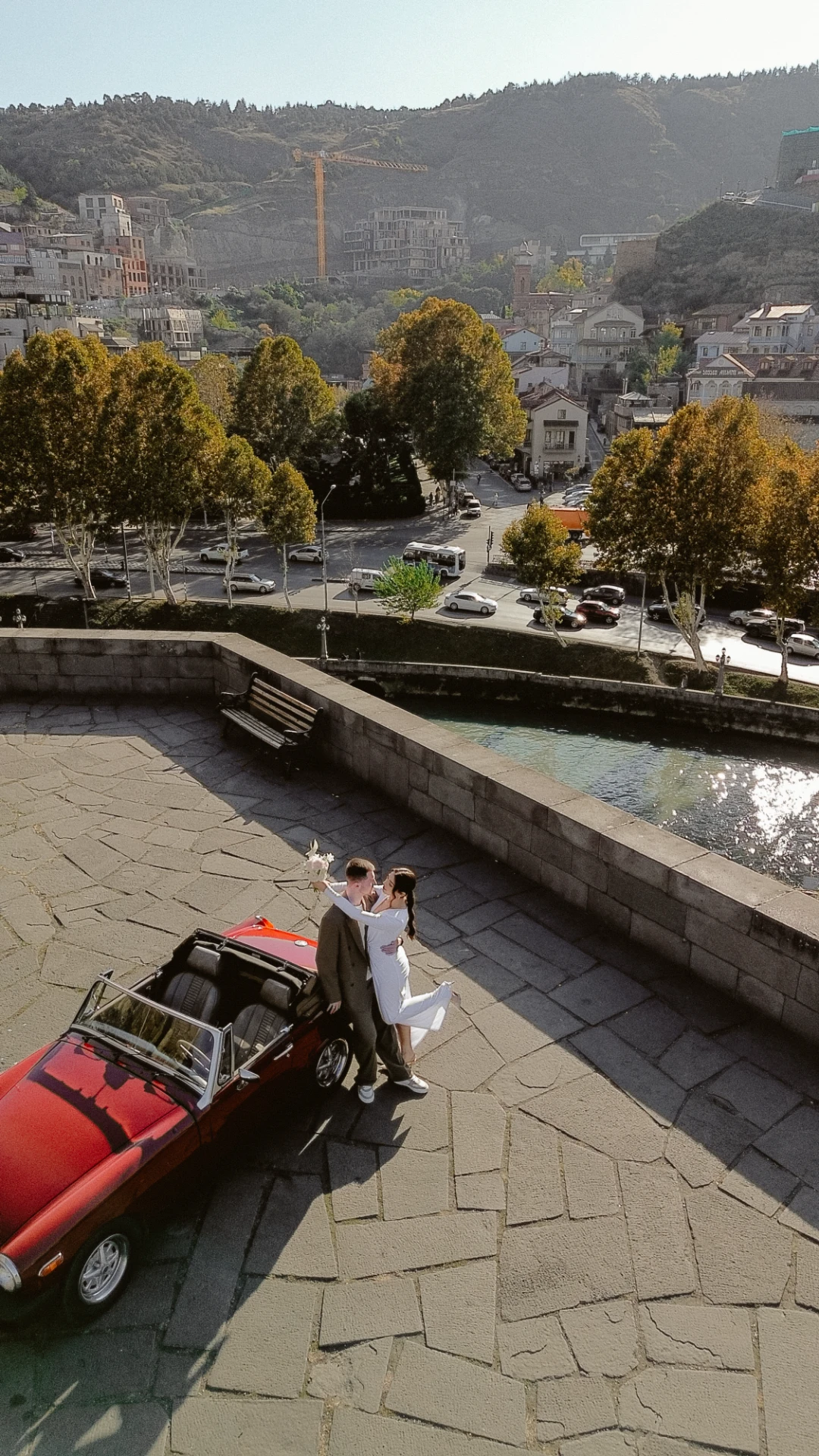 Wedding photo shoot in Tbilisi in a car