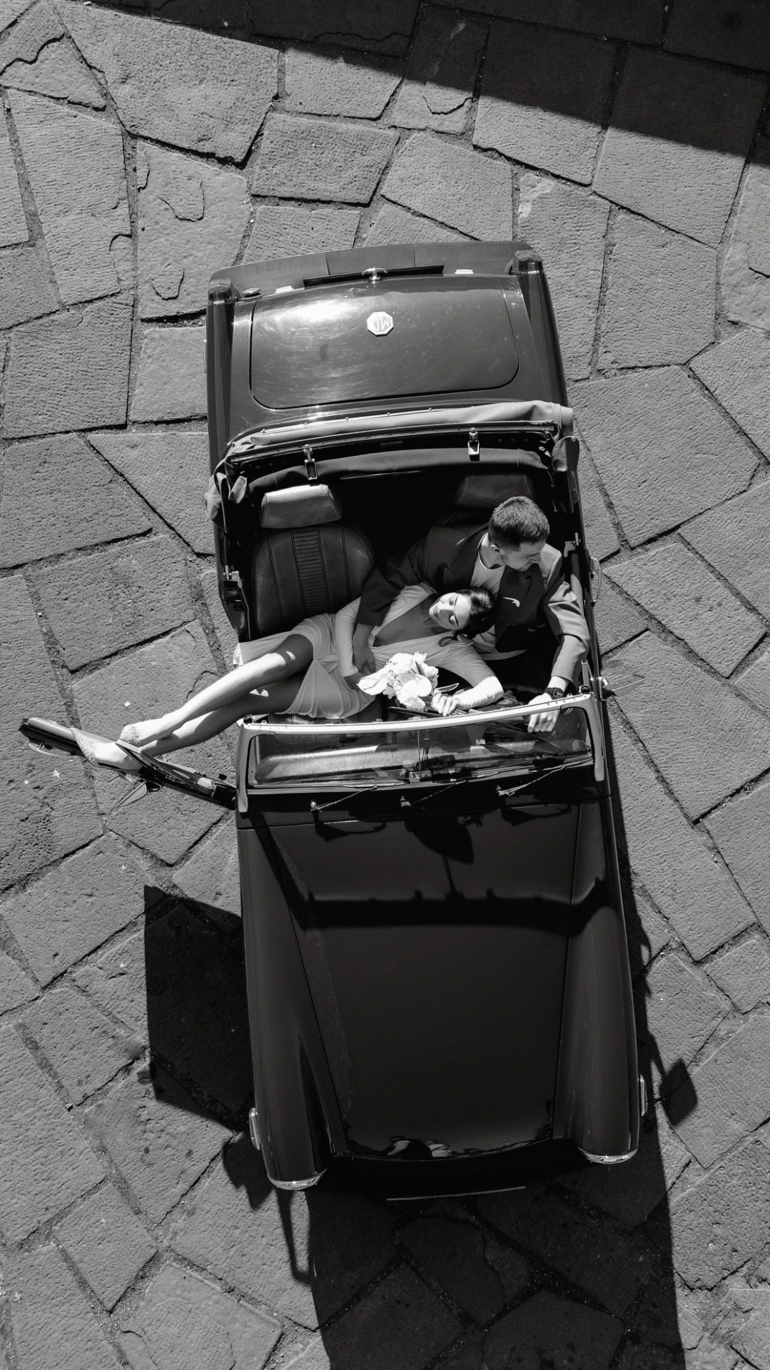 Stylish wedding photo shoot in Tbilisi in a car