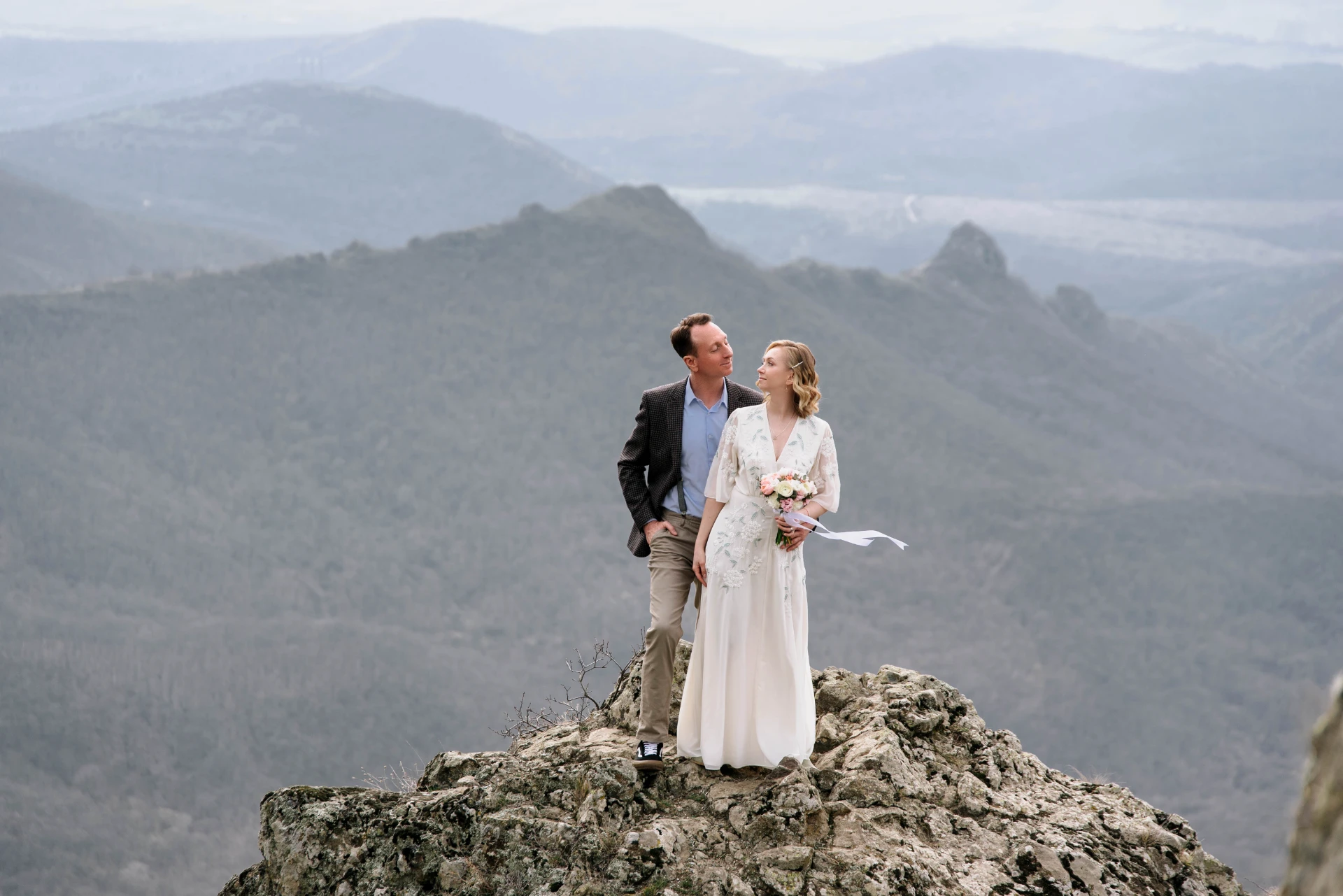 Wedding of foreign newlyweds among the picturesque mountains of Georgia
