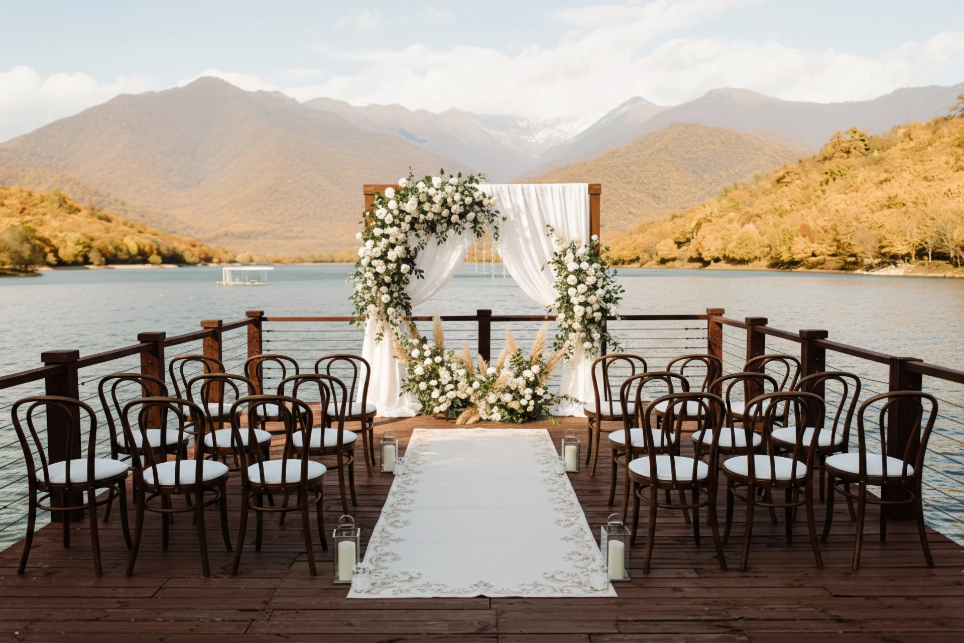 СВадьба с гостями у озера на пирсе в Грузии