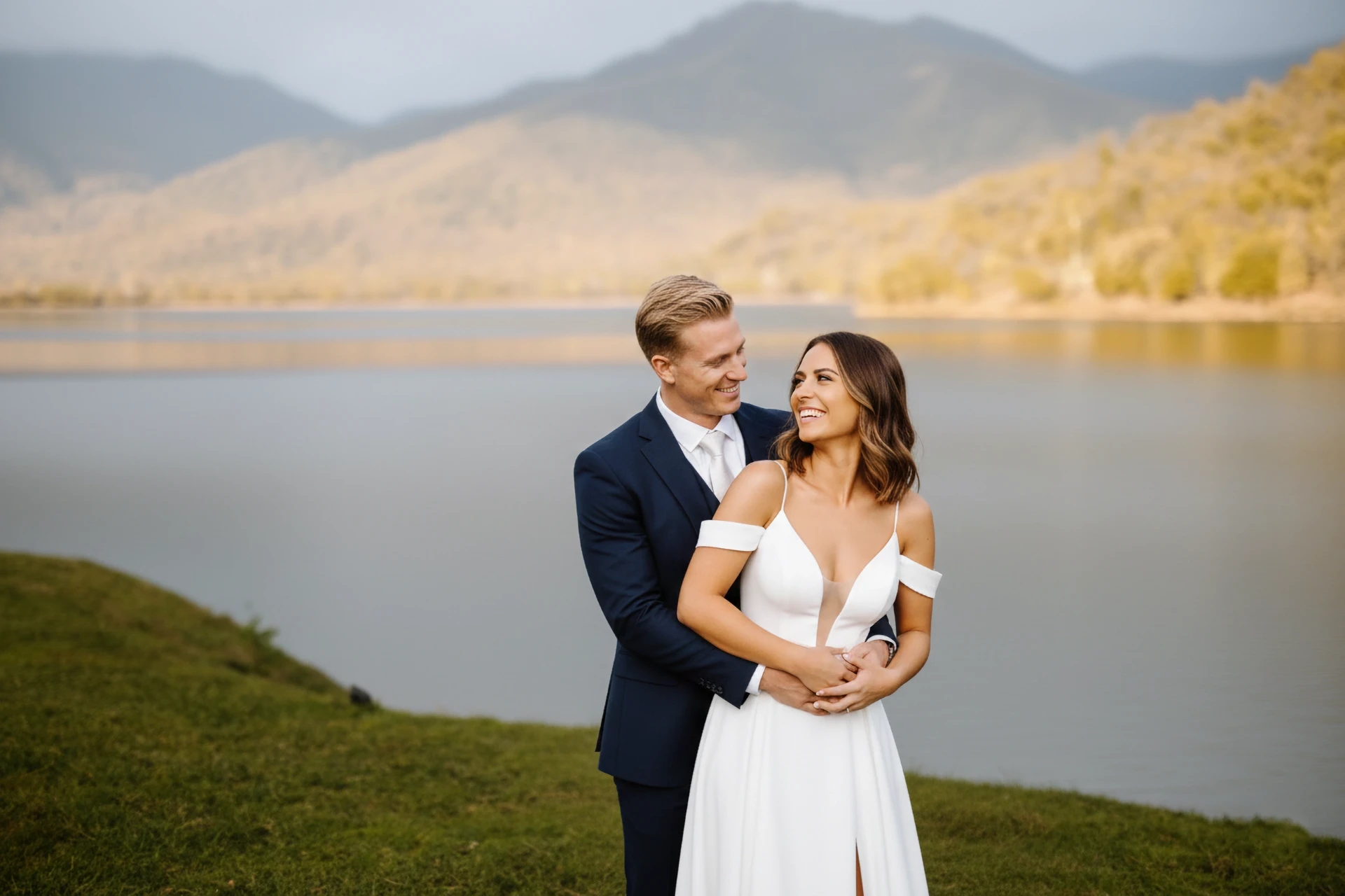 Символическая свадебная церемония у озера в Грузии