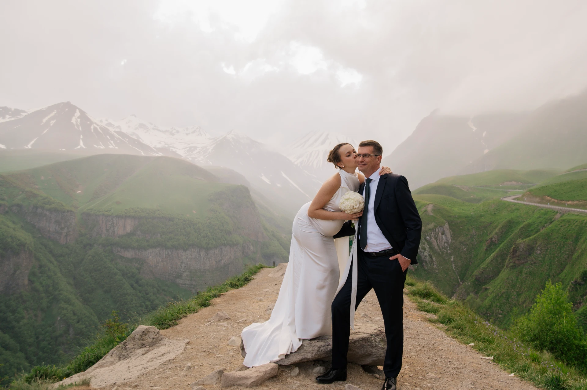 Photo shoot of newlyweds in the mountains of Gudauri Georgia