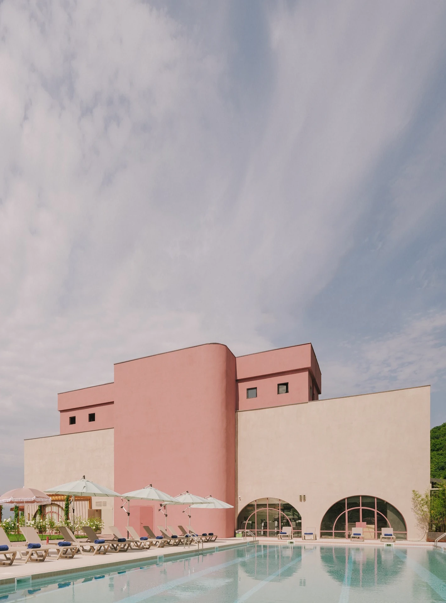 Wedding with a pool at the Pabellon Hotel in Georgia for foreigners