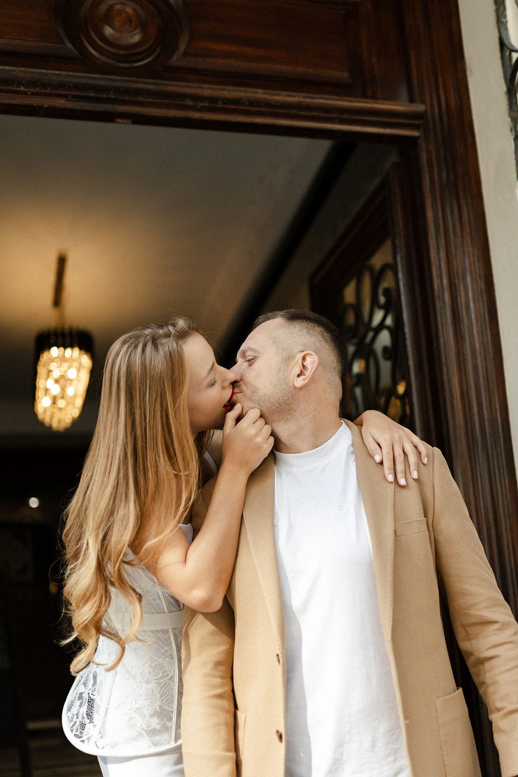 Autumn wedding stroll in Tbilisi for international couples