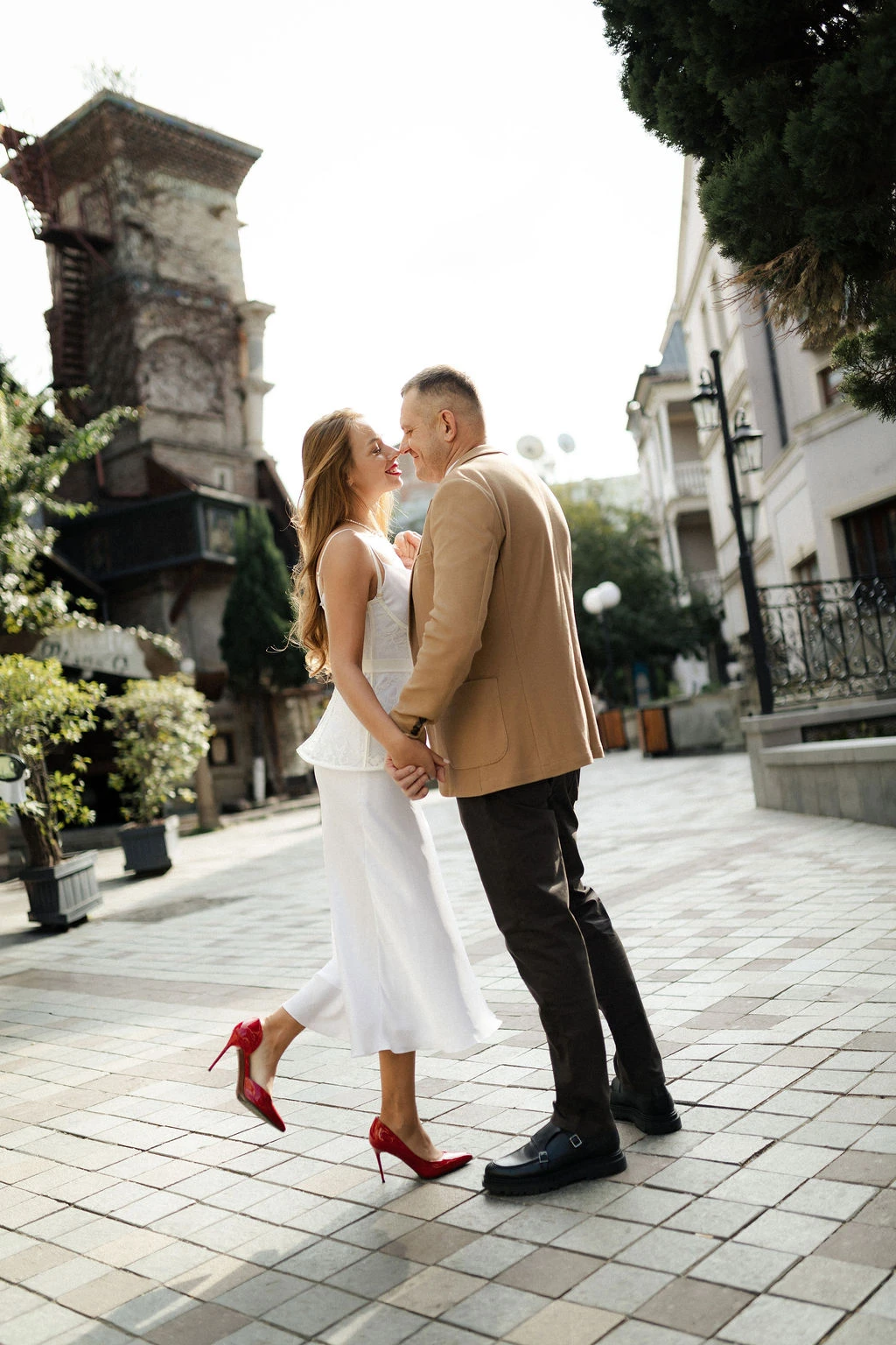 Wedding photoshoot in Georgia in autumn for foreigners