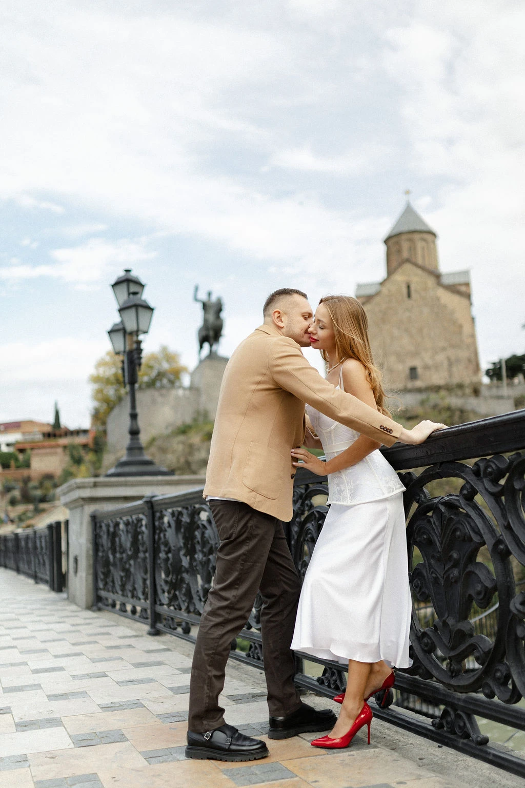 Autumn wedding of foreigners in Old Tbilisi