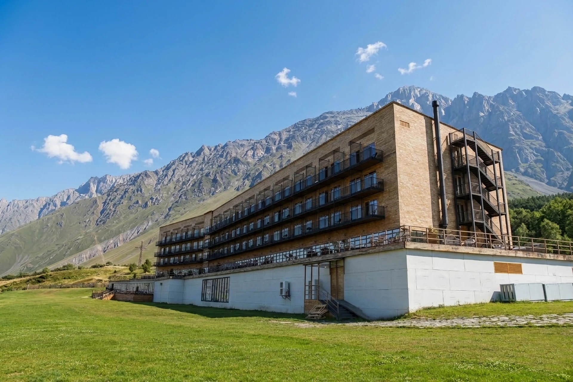 Свадьба с видом на горы в Грузии в Rooms Kazbegi